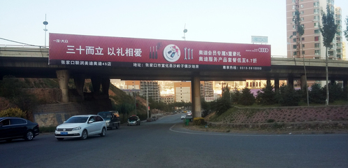 跨街桥三面翻 城市空间的动态视觉焦点