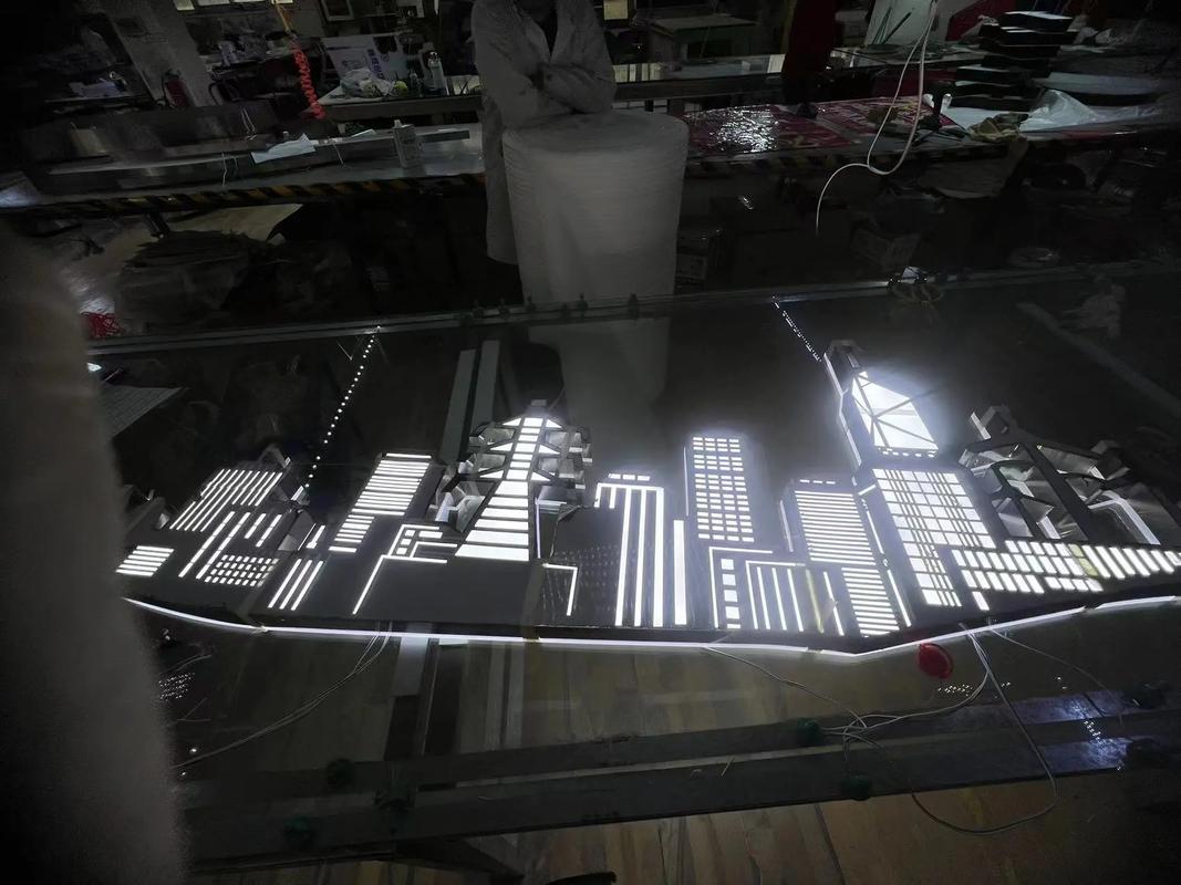 广告人视角 发光字工厂实拍与动漫设计的创新融合